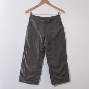 MOUNTAIN Hardwear Hiking Capri Pants Size 4 (fits like a 2)